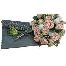 Aranjament funerar vivid pe ardezie 